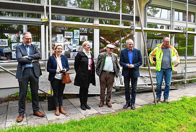 Beteiligte und Gäste freuen sich, dass es mit Abriss und Neubau des Kindergartens losgeht.