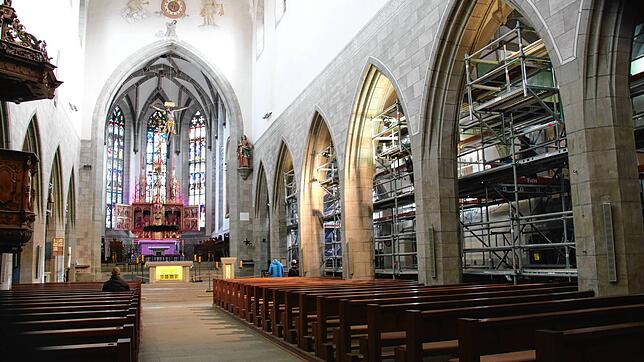Noch stehen Gerüste im Radolfzeller Münster. Sie lassen erahnen: Die Sanierung des Gotteshauses wird nicht zum Weihnachtsfest ...
