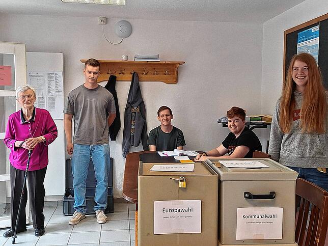 Zur Wahl im barrierefreien Wahllokal Mauchen (Stühlingen) ging Gertrud Müller (von links) am Sonntag. Das sehr junge Wahlhelfer-Team mit ...