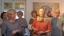 Bei der Vernissage im Haus Fischerzunft (vorn, von links): Carola Lambrecht, Martina Hofmann und Kurt Robert. Bild: Norbert Heim