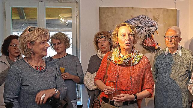 Bei der Vernissage im Haus Fischerzunft (vorn, von links): Carola Lambrecht, Martina Hofmann und Kurt Robert. Bild: Norbert Heim