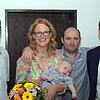 Bürgermeister Stefan Dorfmeister, Isabell und Robert Tunn mit Baby Björn, sowie dem Regionalgeschäftsführer der Barmer, Nicolo Pecoraro ...