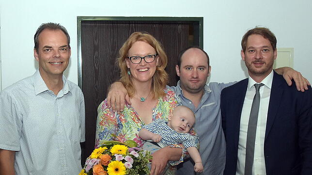 Bürgermeister Stefan Dorfmeister, Isabell und Robert Tunn mit Baby Björn, sowie dem Regionalgeschäftsführer der Barmer, Nicolo Pecoraro ...