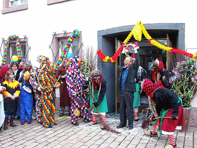 Die Furtwanger Fasnet ist mehrfach TV-Kulisse der Fallers: Hier Ratsschreiber Dieter Weiß (Christoph Hagin)...