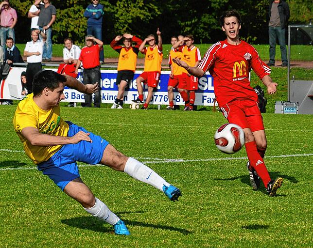 Bittere Heimkehr: Frank Tufaro (links, mit Yannik Thiel) trat mit dem SV Herten erstmals als Gast bei „seinem“ FC Wallbach ...