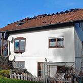 Die hintere Hausfassade ist noch einigermaßen intakt, aber das Gebäude ist einsturzgefährdet.
