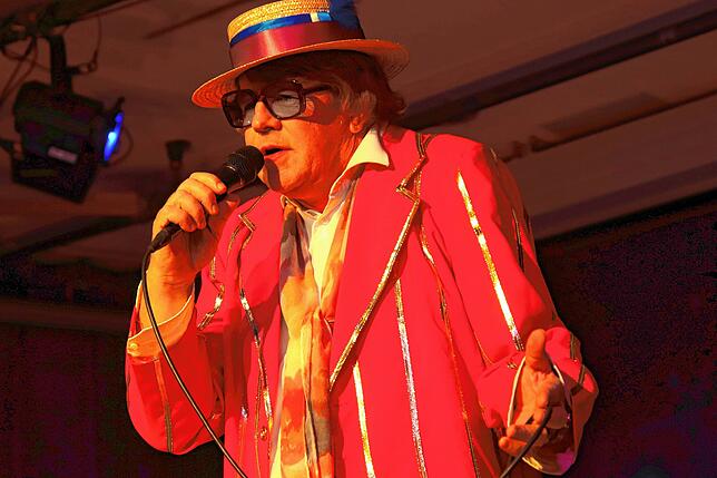 Ulrich Krezdorn als Elton John.