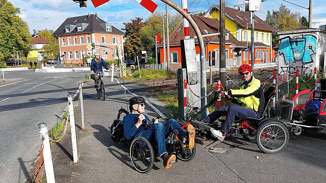 Die scharfe, enge Kurve am Bahnübergang soll zwar etwas ausgeweitet werden. Aber es brauche hier noch mehr Platz, und der Weg über den ...