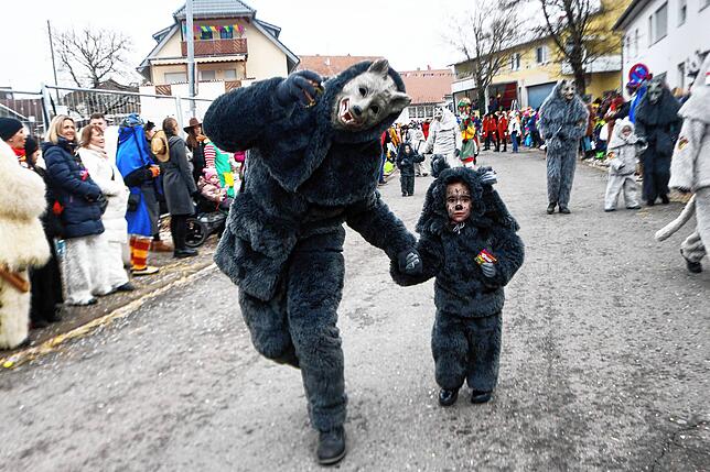 Auch der Mühlhofer Wolfsrudel durfte beim Jubiläumsumzug nicht fehlen.