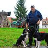 Wolfgang Toth in Neudingen mit seinen beiden Hunden Chewy und Toby. Sie und der Border Collie Angus helfen ihm bei der Arbeit mit seinen ...