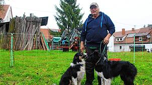 Wolfgang Toth in Neudingen mit seinen beiden Hunden Chewy und Toby. Sie und der Border Collie Angus helfen ihm bei der Arbeit mit seinen ...
