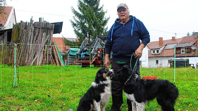 Wolfgang Toth in Neudingen mit seinen beiden Hunden Chewy und Toby. Sie und der Border Collie Angus helfen ihm bei der Arbeit mit seinen ...