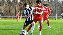 Der Villinger Ergi Alihoxha (vorne) im Zweikampf mit Julde Riggenmann vom Freiburger FC. Eine Szene aus dem Testspiel der Nullachter, ...