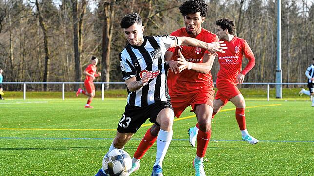 Der Villinger Ergi Alihoxha (vorne) im Zweikampf mit Julde Riggenmann vom Freiburger FC. Eine Szene aus dem Testspiel der Nullachter, ...