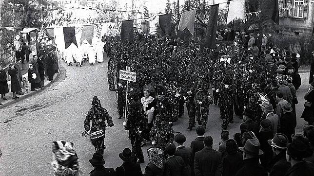 Im Jahr 1950 wurde die Konstanzer Blätzlebuebe-Zunft – hier beim Umzug in Radolfzell – lediglich von drei Trommlern angeführt. Im selben ...