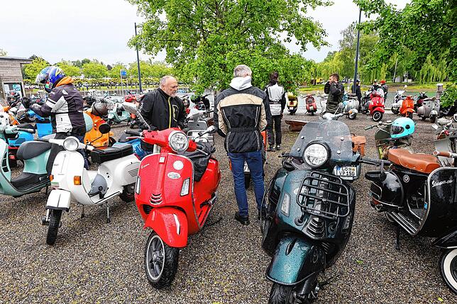 Bild 29: Vespa-Treffen am Bodensee: Am Kreuzlinger Hafen kommen drei Nationen zusammen