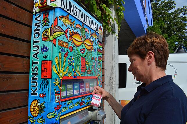 Seit dem Sommer 2019 hängt in der Daisendorfer Straße der erste Kunstautomat der Region. Claudia Waibel (im Bild) hatte die Idee dazu.
