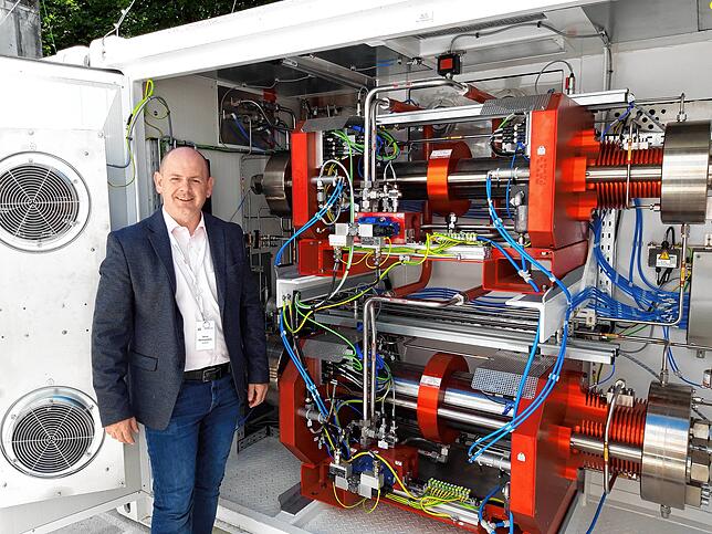 Deutsche Technik: Rene Himmelstein, Vize-Chef vom Maschinenbauer Maximator aus Sinsheim, zeigt in St. Gallen einen Kompressor für ...