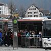 Wie hier beim Stockacher Schulzentrum kann es an Bushaltestellen und in Bussen eng werden, wenn der Schulbetrieb nach den großen Ferien ...