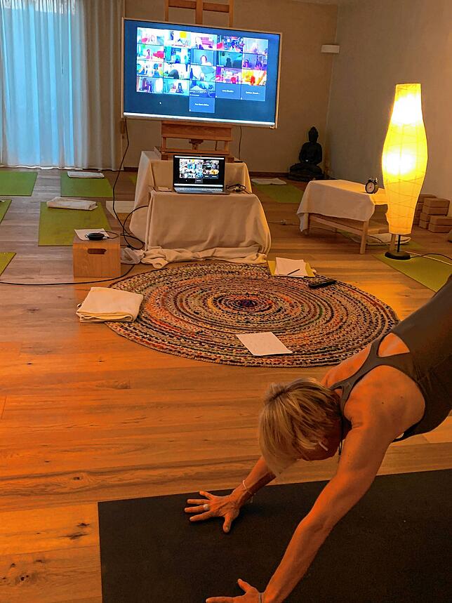 Barbara Jakobs-Mogwitz während eines gestreamten Yoga-Kurses.