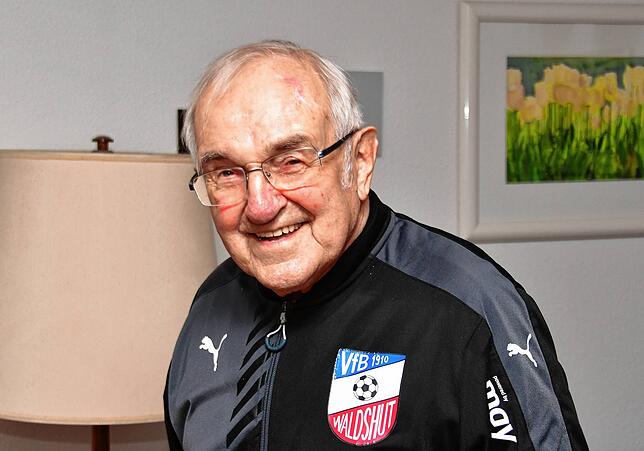 Heinz Knobloch (83), Ehrenmitglied des VfB Waldshut: „Ich halte mich an die Regeln, bleibe zu Hause und versuche gut durch diese ...