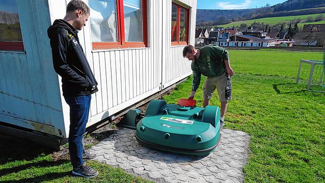 Technische Unterstützung: Dieser Mähroboter hält den Rasen der beiden Gutmadinger Sportplätze kurz. Tobias Willmann, Vorstand für den ...