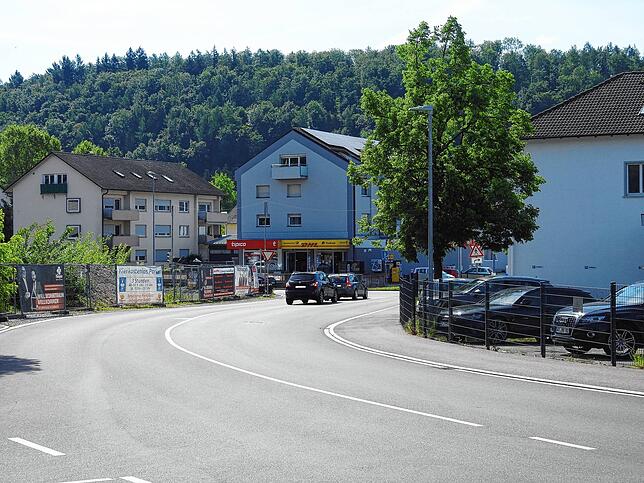 Neue Verkehrsführung: Durch Grundstückskäufe und -Tausch, konnte der Verkehrsfluss über die Weihermattstraße zur L159 gewährleistet ...