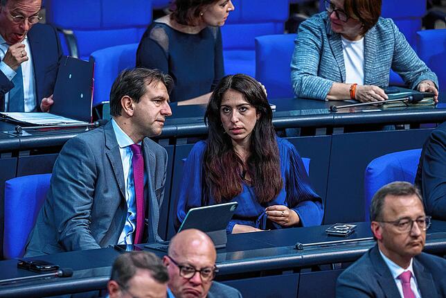 Melis Sekmen nimmt in der CDU/CSU-Fraktion an der Regierungsbefragung im Deutschen Bundestag teil. Neben ihr sitzt Andreas Jung, ...