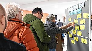 Auf einer Tafel konnten die Besucher der Informationsveranstaltung in der Wadshuter Stadthalle ihre Fragen rund um das geplante Endlager ...