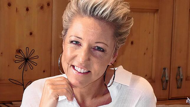 Schlagersängerin Alexandra Hofmann in ihrem Haus in Meßkirch.