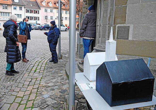 Plakativ, aber anschaulich vor dem Rathaus: ein neuer Baukörper, wie er nach den aktuellen Entwürfen möglich wäre, im Größenvergleich ...