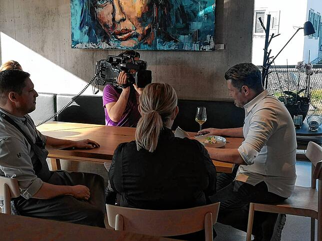 Fernsehkoch Mike Süsser probiert das Essen im Sternen in Bohlingen.