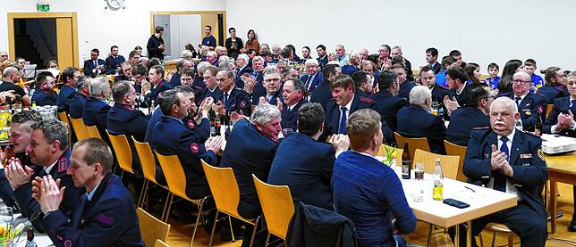 In der proppenvollen Weckensteinhalle in Storzingen blicken die Feuerwehrleute von Stetten am kalten Markt auf ein ausgefülltes Jahr ...