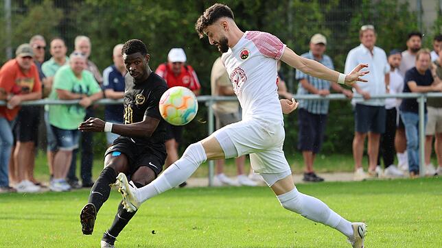 Den Türk. SV Singen (weiß) und den ESV Südstern Singen erwarten zum Verbandsliga-Auftakt zwei packende Duelle.