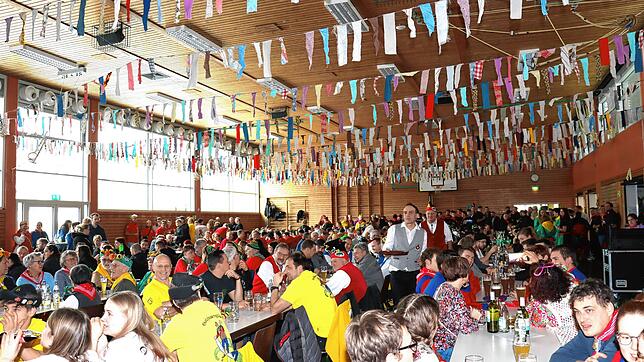 Mehrere hundert Narren sorgten angeheizt von der Froschenkapelle beim Dreikönigsfrühschoppen der Froschenzunft in der vollbesetzten ...
