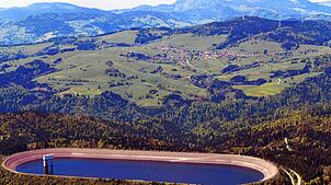 Das Hornbergbecken und im Hintergrund die Windräder bei Gersbach: Auch auf dem Ödland nördöstlich des Hornbergbeckens könnten sich bald ...