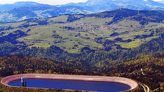 Das Hornbergbecken und im Hintergrund die Windräder bei Gersbach: Auch auf dem Ödland nördöstlich des Hornbergbeckens könnten sich bald ...