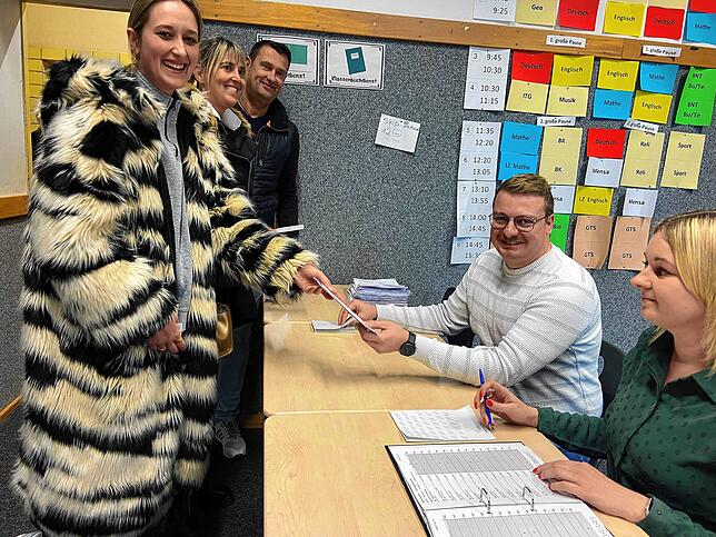 Die Abstimmung in der Singener Ekkehardschule (von links): Wähler Caroline-Annabelle Jahn, Corinne-Cathleen Jahn und Tilo Jahn sowie ...