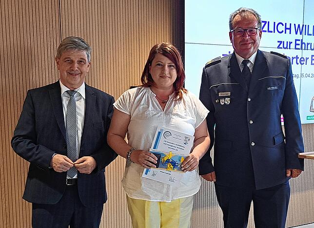 Von links: Landrat Stefan Bär, Marina Metelyov und Polizeipräsident Uwe Stürmer.