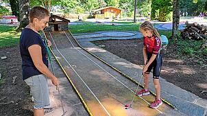 In den Sommerferien ein beliebtes Ziel für Familien: der Minigolf-Parcours im Donaueschinger Schlosspark. So auch für Ursula Erhart mit ...