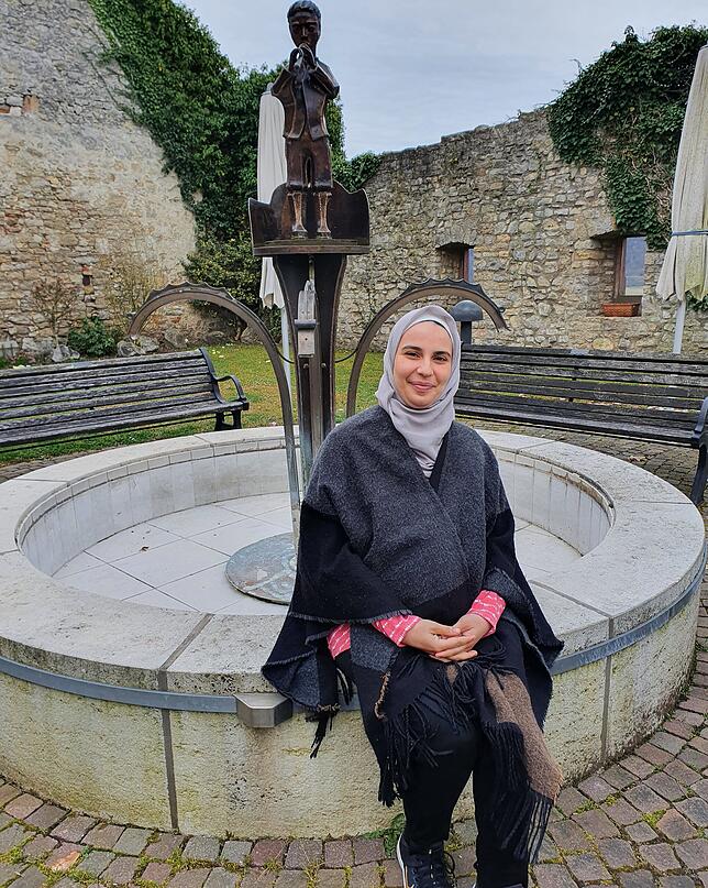 Alla Shaheen im Hof des Haberer-Hauses in Waldshut, in dem die Organisation Invia untergebracht ist.