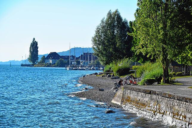 Der Bereich beim Spielplatz am Wasser am Uferpark in Bodman liegt ganz auf dem Trockenen.