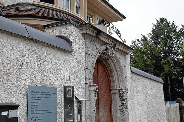 Der Eingang der Kinder- und Jugendpsychiatrie des St. Elisabethen-Krankenhaus in Lörrach.