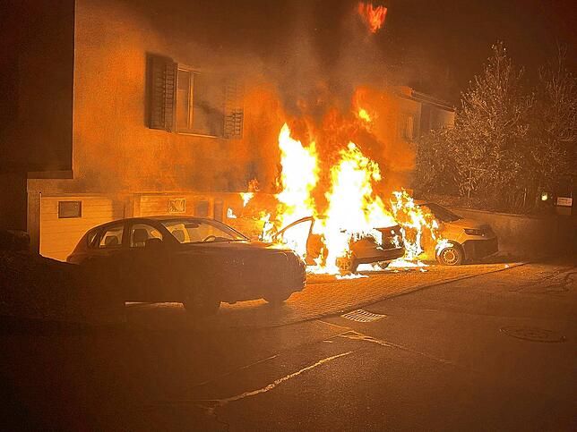 Das Feuer greift auf das Haus über.