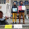 Jürgen Schmitz und seine Frau Andrea Stein nutzen die belebten Wochenmarkt-Tage für ihren Protest gegen rechtsextreme Politik. Schmitz ...