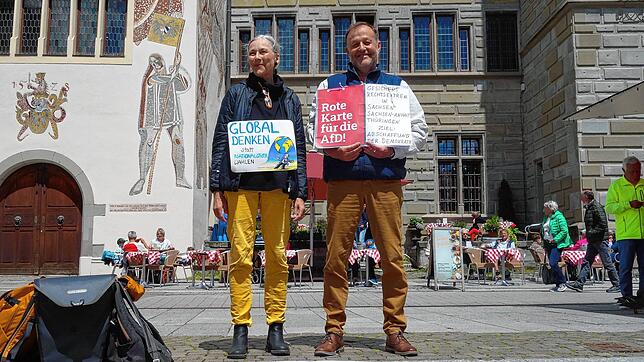 Jürgen Schmitz und seine Frau Andrea Stein nutzen die belebten Wochenmarkt-Tage für ihren Protest gegen rechtsextreme Politik. Schmitz ...
