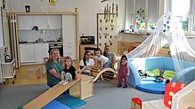 Krippenleiterin Yvonne Konietzko (von links), Ilaria Ubbriaco und Franziska Klausmann betreuen seit Oktober 2023 sechs Kinder in der ...