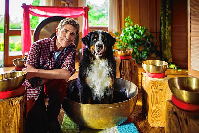Fritz Fuchs (Guido Hammesfahr) und Hund Keks im Klangenschalen-Studio.