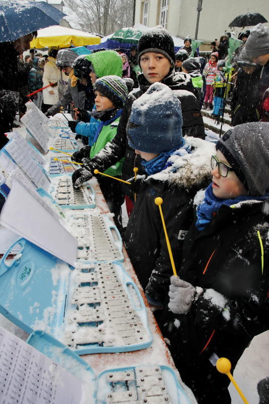 Vor dem Spiel hieß es für die Jungen der Jugendmusikschule Westlicher Hegau: Die Töne auf dem Xylophonen vom Schnee befreien.