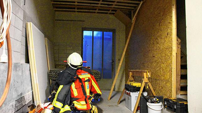 Unter dem Schlauchturm im Feuerwehrhaus in Stockach entsteht derzeit eine neue Damenumkleide. Noch sind die Arbeiten in vollem Gange.